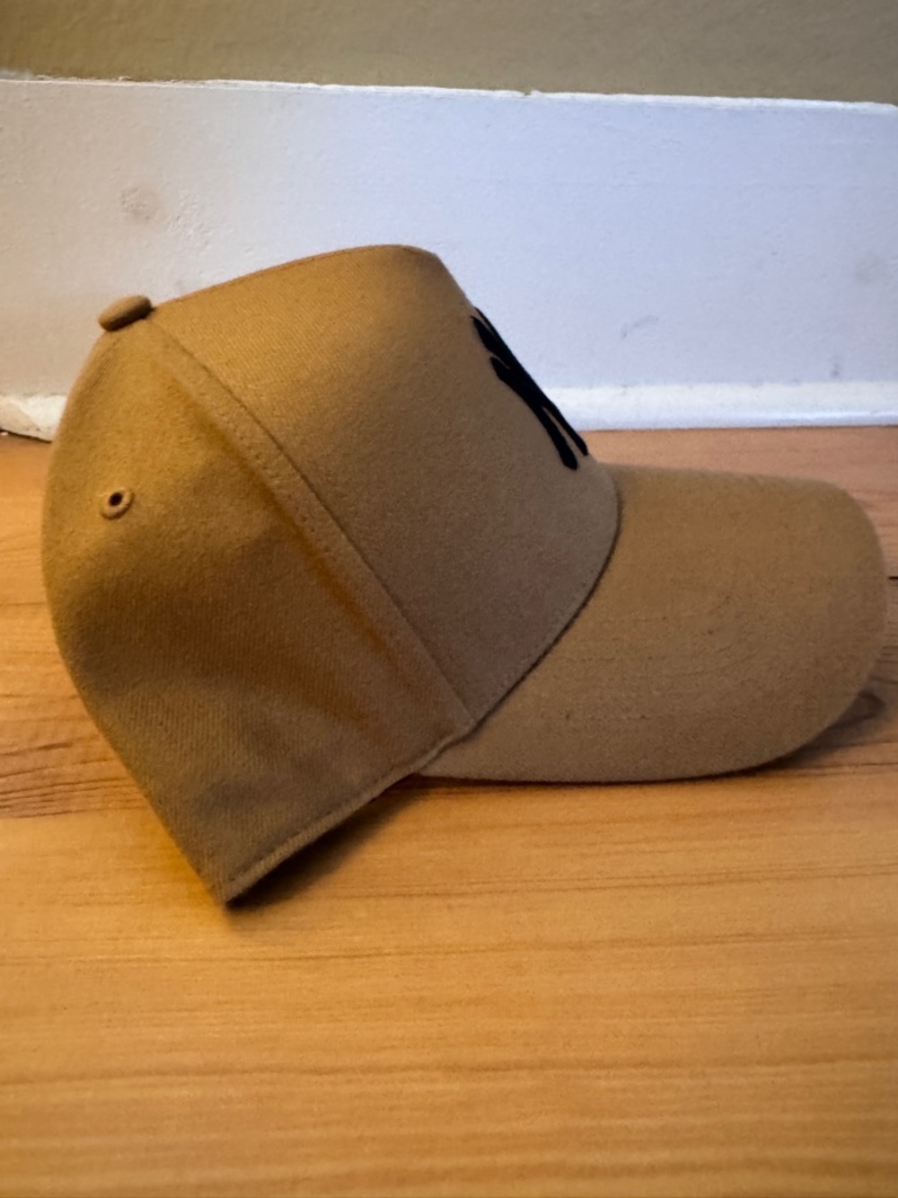 47 Brand New York Yankees Camel Baseball Cap with Black Logo - Picture 3 of 4